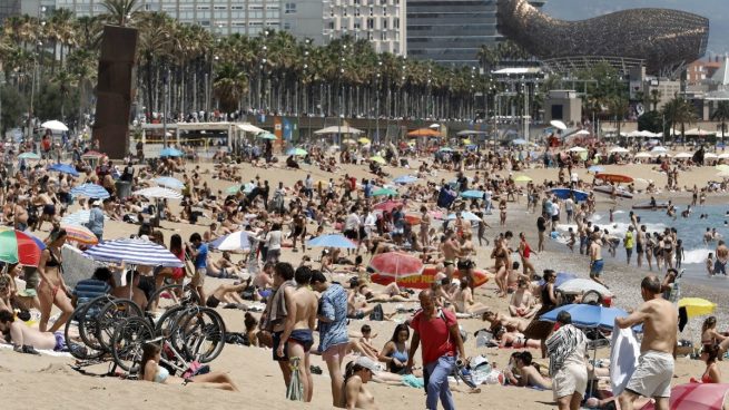 España pierde en la campaña de verano unos 17 millones de turistas y 19.000 millones de ingresos Barcelona-en-fase-3-655x368