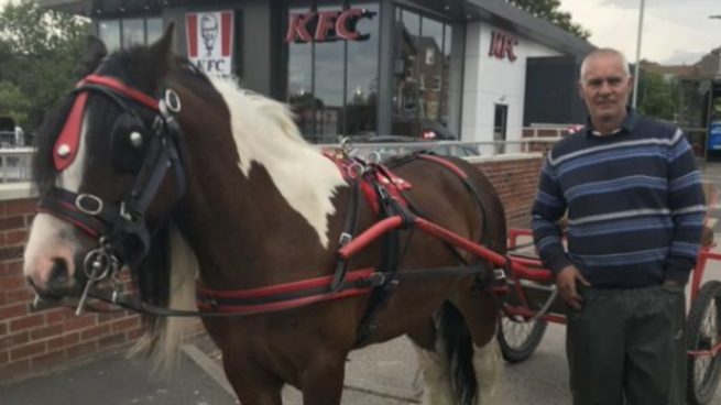 Twitter: Se niegan a servirle la comida por llegar al KFC con su carro y caballo