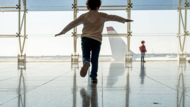 consejos viajar avion niños