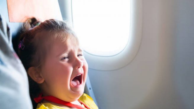 viajar en avión niños