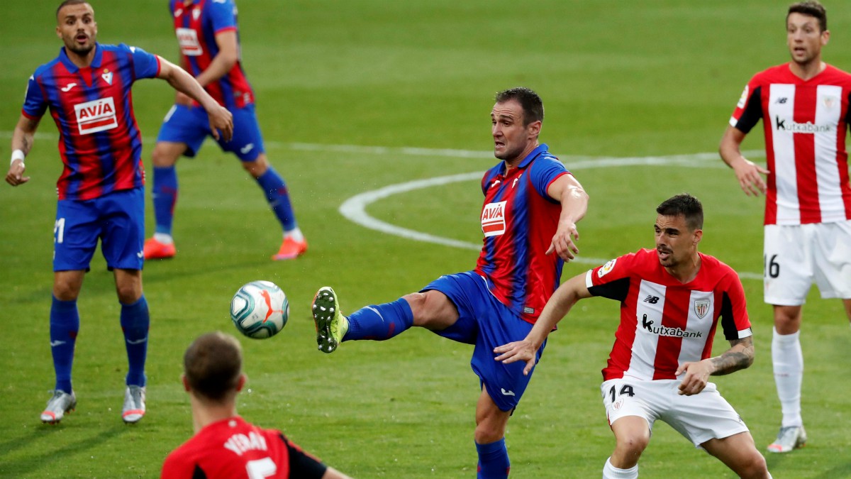 Eibar y Athletic se miden en un partido. (EFE)