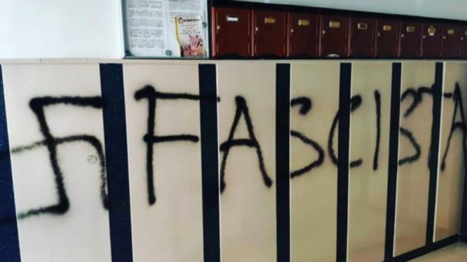 La extrema izquierda marca con una esvástica y una pintada de ‘fascista’ la casa del portavoz de Vox Huelva