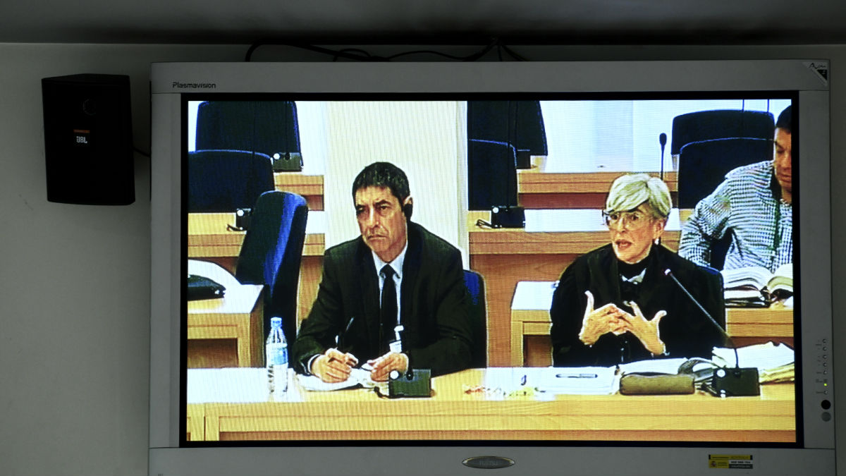 El mayor de los Mossos d’Esquadra, Josep Lluís Trapero y su abogada, Olga Tubau, durante la jornada del juicio a la cúpula de los Mossos d’Esquadra por los hechos ocurridos el 1-O. (Foto: Europa Press)