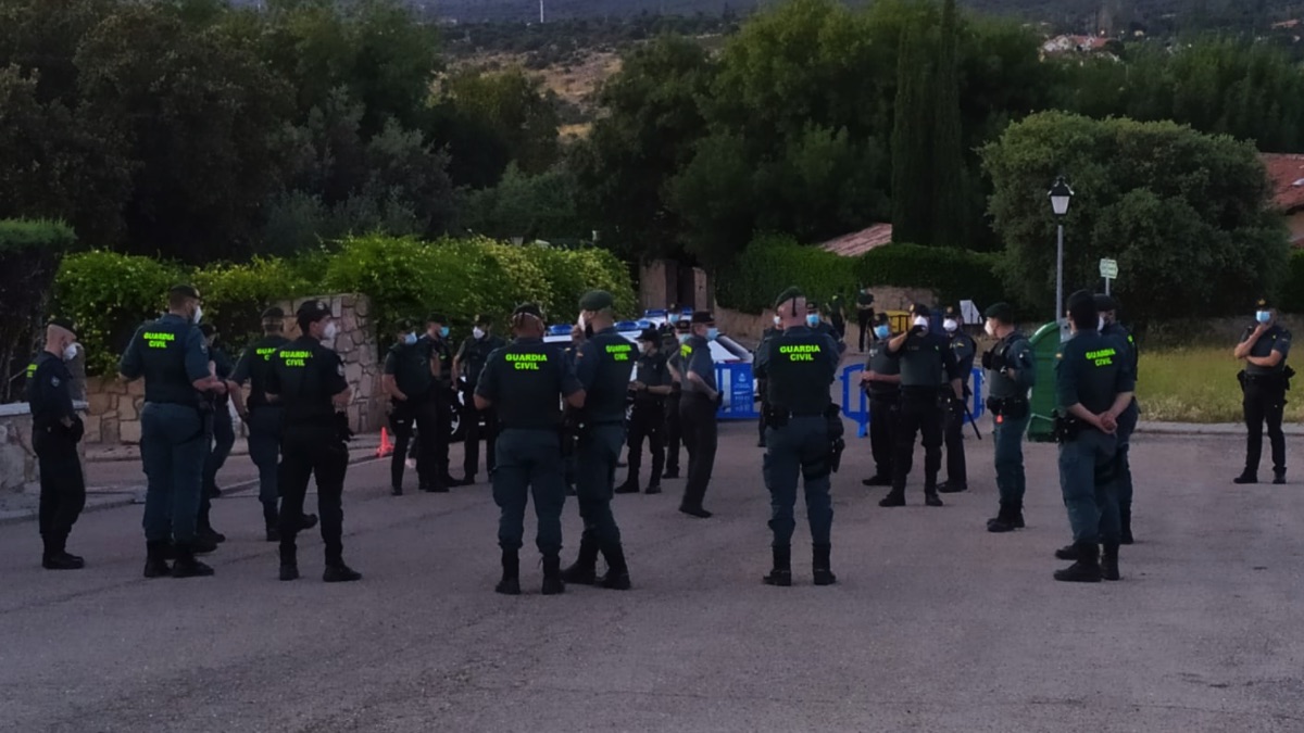 Un grupo de una treintena de guardias civiles a pocos metros de la finca de Iglesias. (Foto: OKDIARIO)