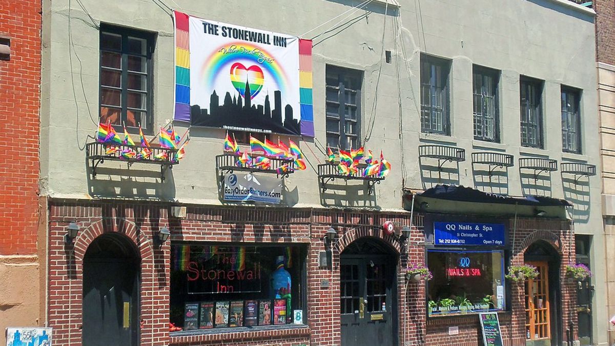 El 28 de junio de 1969 se producen los disturbios de Stonewall que dieron pie al comienzo del movimiento de liberación LGBT en los Estados Unidos