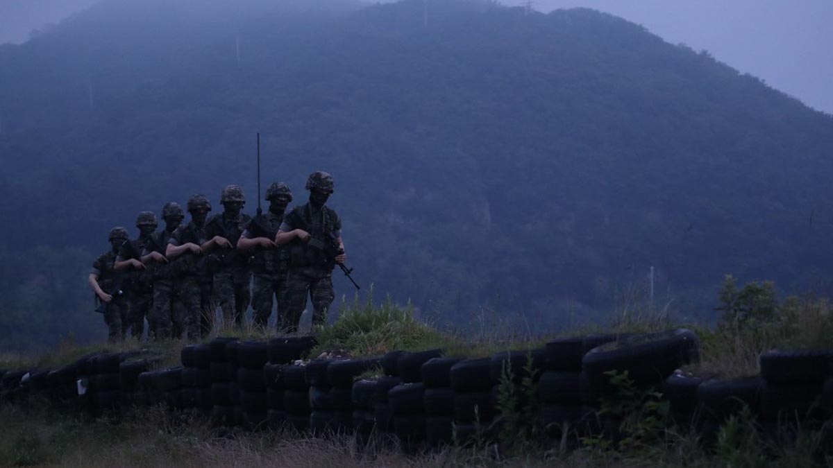 Militares de Corea del Sur patrullan en la isla de Yeonpyeong, en la frontera con su vecina del Norte. Foto: AFP