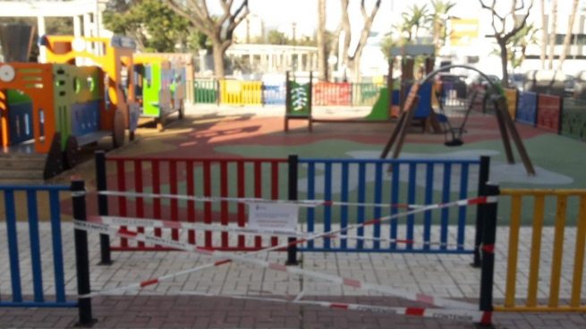 La Policía Local ha sancionado a un hombre por desprecintar un parque infantil en Málaga