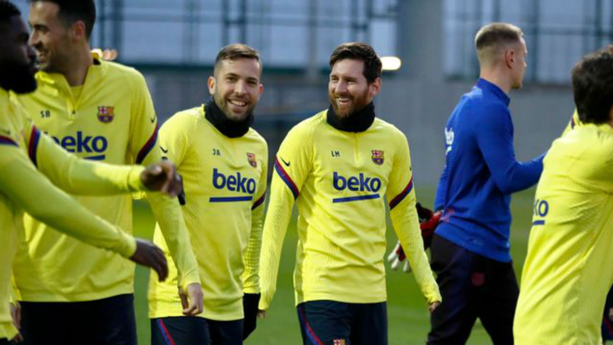 Los jugadores del Barcelona, entre risas en un entrenamiento. (fcbarcelona.es)