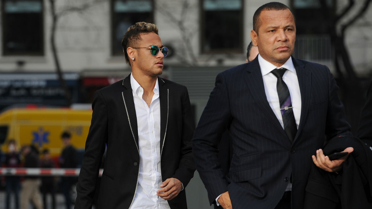 Neymar, junto a su padre de camino a los juzgados. (Getty)