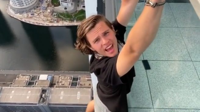 Instagram: Este joven de Manchester es el rey de los selfies en los balcones a gran altura