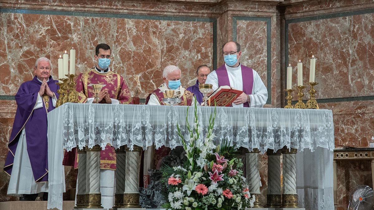 Misa por los fallecidos en la pandemia de coronavirus en la catedral de Valencia presidida por el arzobispo Antonio Cañizares.