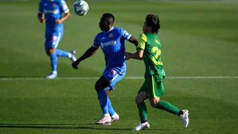 Etebo e Inui pelean un balón durante el Getafe-Eibar. (AFP)