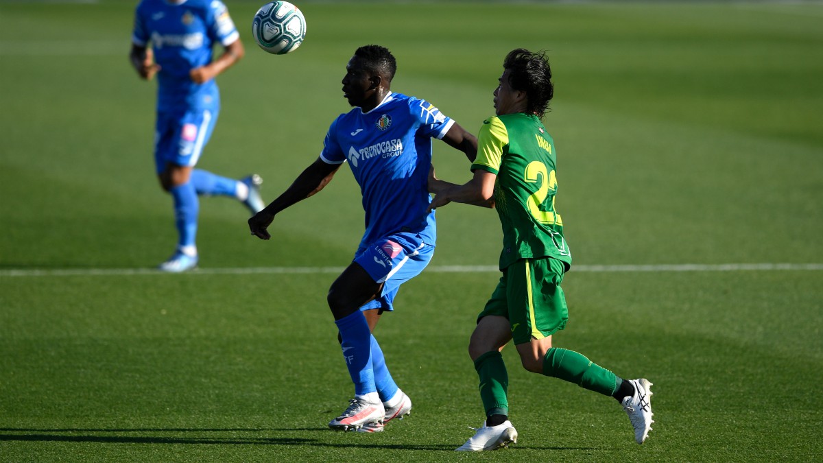Etebo e Inui pelean un balón durante el Getafe-Eibar. (AFP)