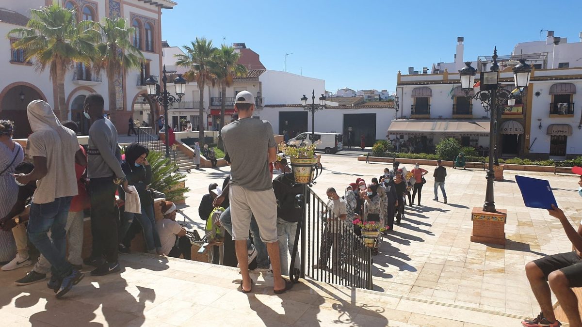 Huelva.- Coronavirus.- Largas colas en algunos ayuntamientos de pueblos freseros para acceder al Ingreso Mínimo Vital