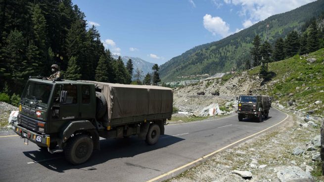Camiones militares indios en la frontera con China
