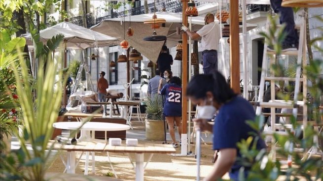Las terrazas de bares y restaurantes en Andalucía amplían su aforo al 100% a partir del domingo