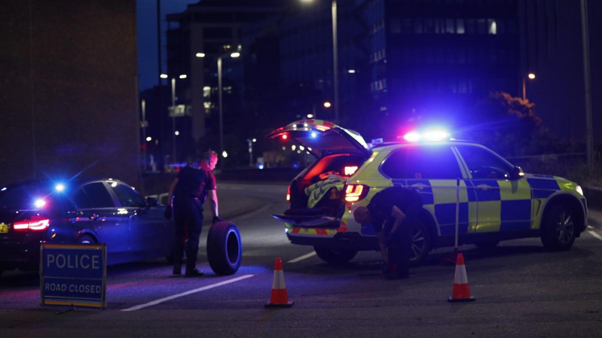Efectivos de la Policía británica en el lugar del incidente en la localidad británica de Reading. Foto: AFP