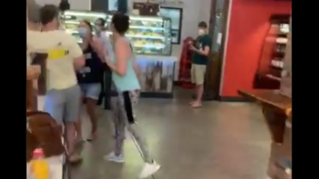 Twitter: Una mujer le tose en la cara a la otra por decirle que debe llevar mascarilla