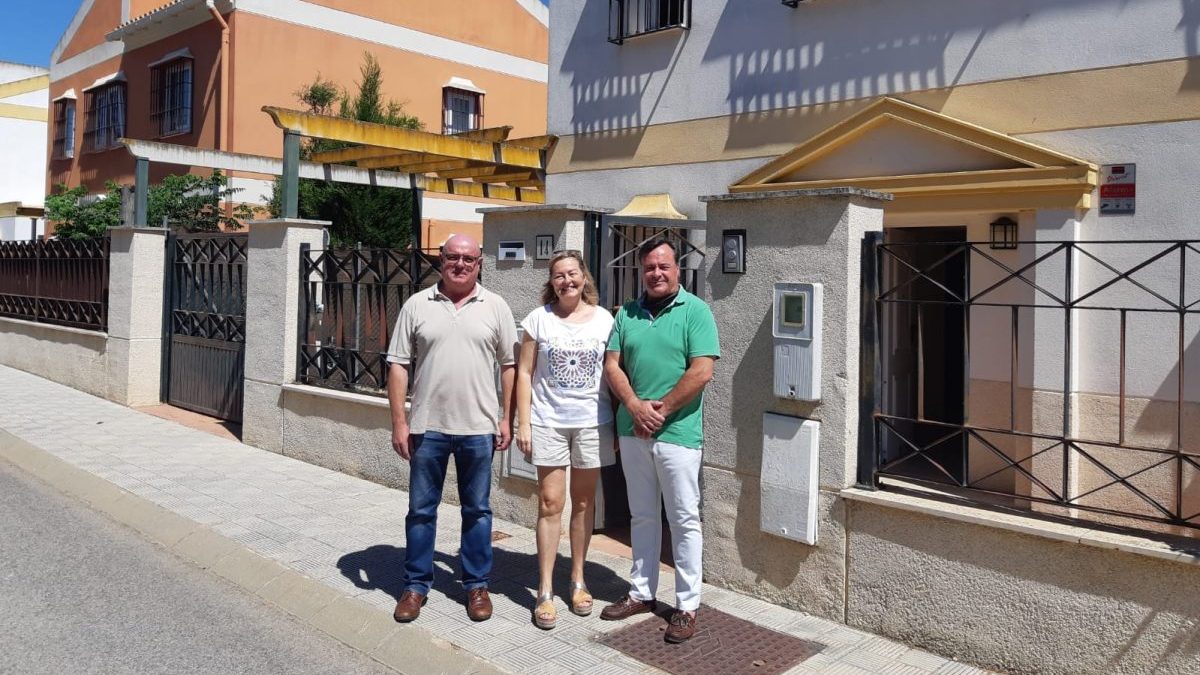 Rafael García Ortiz, de Vox Espartinas, junto a Javier y Teresa, propietarios de la vivienda okupada.