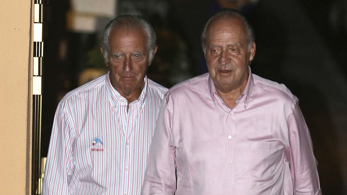 El rey emérito Juan Carlos I, junto a su amigo íntimo y compañero de regatas, el empresario Josep Cusí (Foto: JAIME REINA/AFP).