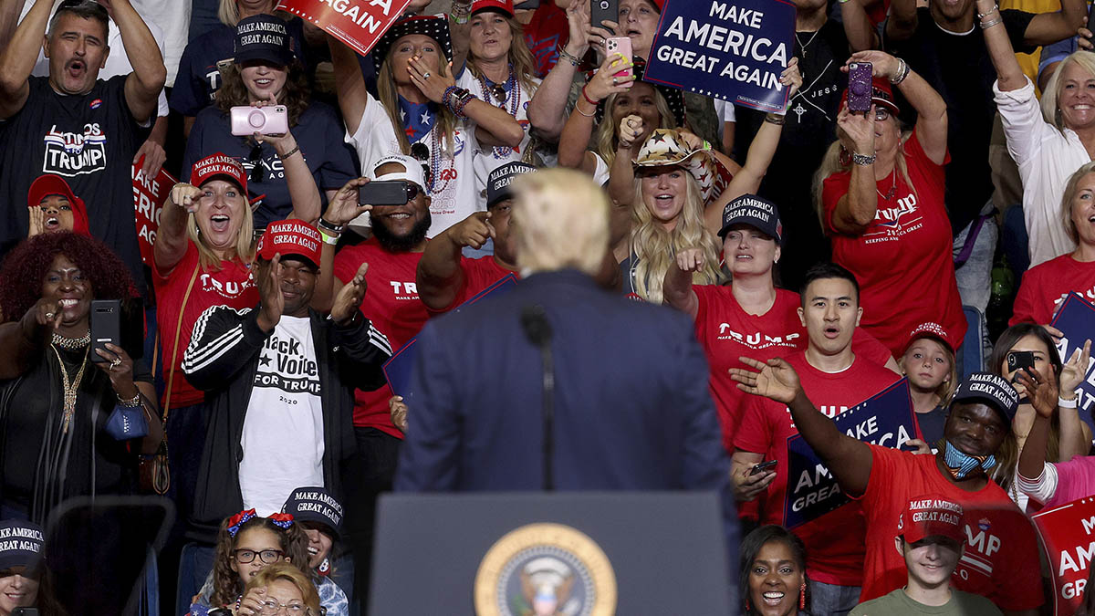 Donald Trump mira a su eufórico público durante su mitin en Tulsa (Oklahoma). (Afp)