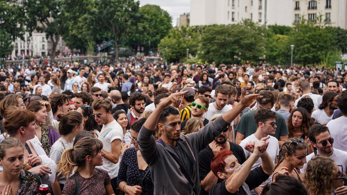 Una muchedumbre de gente se ha reunido en el concierto autorizado por el Ayuntamiento de París para celebrar el Día de la Música, en la foto no se puede ver a nadie con mascarilla. Foto: AFP