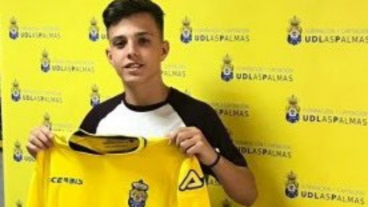 Jorge Sánchez Vaca posa con la camiseta de Las Palmas. (Twitter)