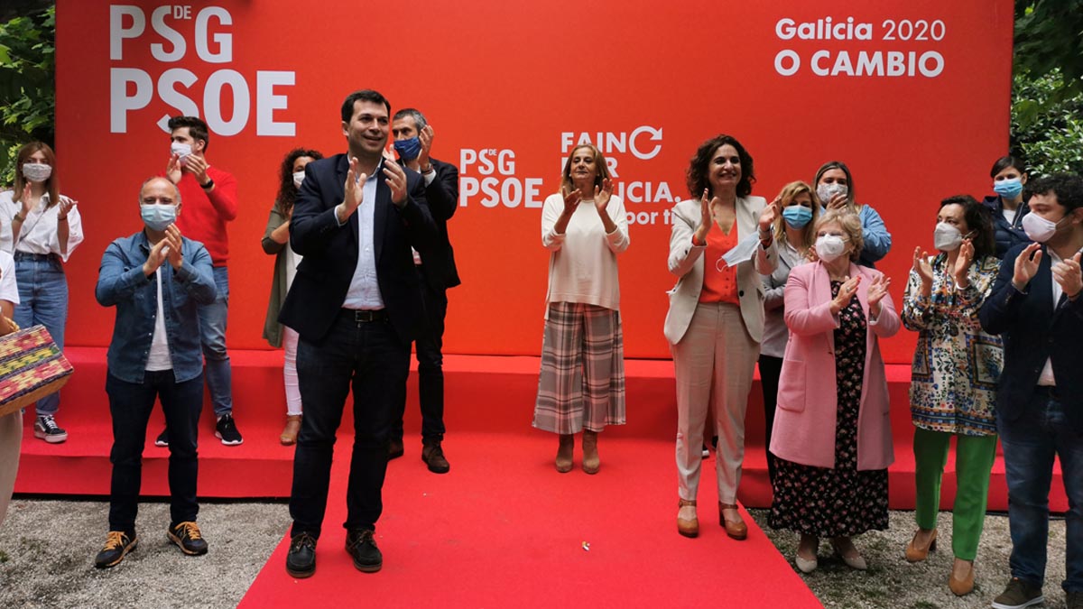 El secretario xeral del PSdeG, Gonzalo Caballero, y la ministra de Hacienda y portavoz del Gobierno, María Jesús Montero, en un mitin de precampaña en Vilagarcía de Arousa. Foto: EP