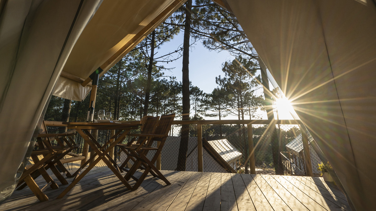 Vistas desde una de las cabañas de glamping que ofrece el outdoor resort Ohai Nazaré, en Portugal .