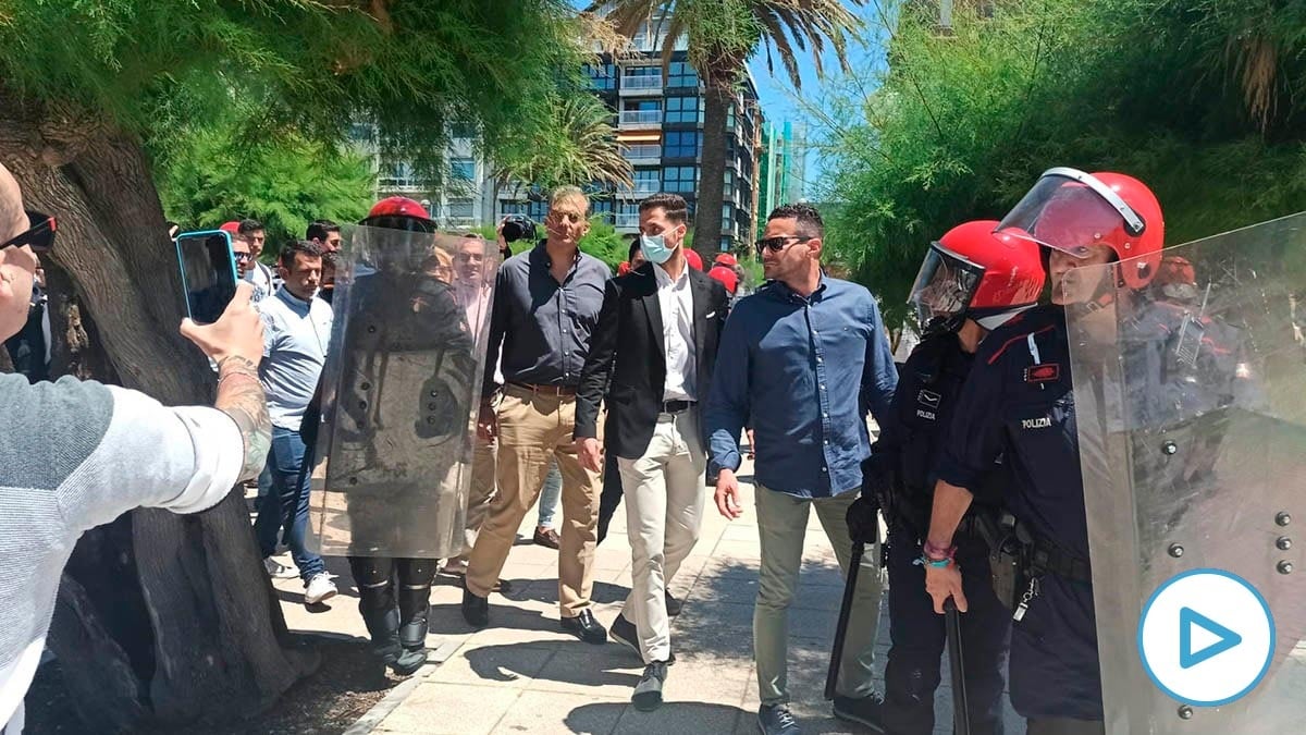 Javier Ortega Smith, hoy en San Sebastián, protegido por la policía ante el acoso de los radicales.