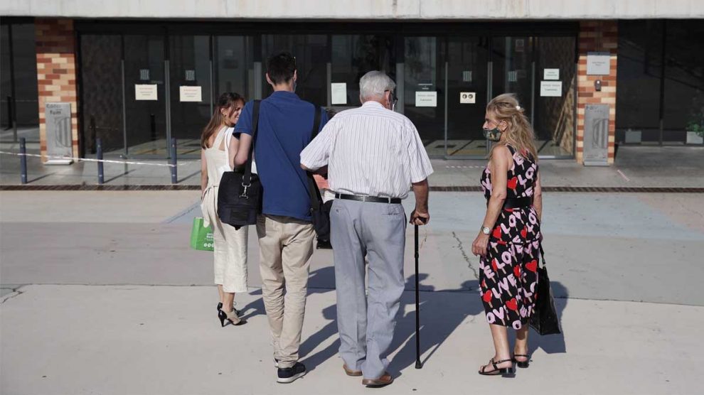 Jordi Montull, acompañado por familiares, a las puertas de la cárcel de Brian 2. Foto: EFE