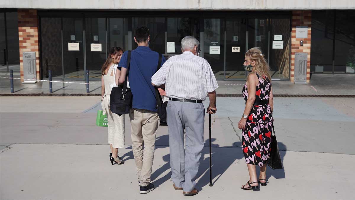 Jordi Montull, acompañado por familiares, a las puertas de la cárcel de Brian 2. Foto: EFE