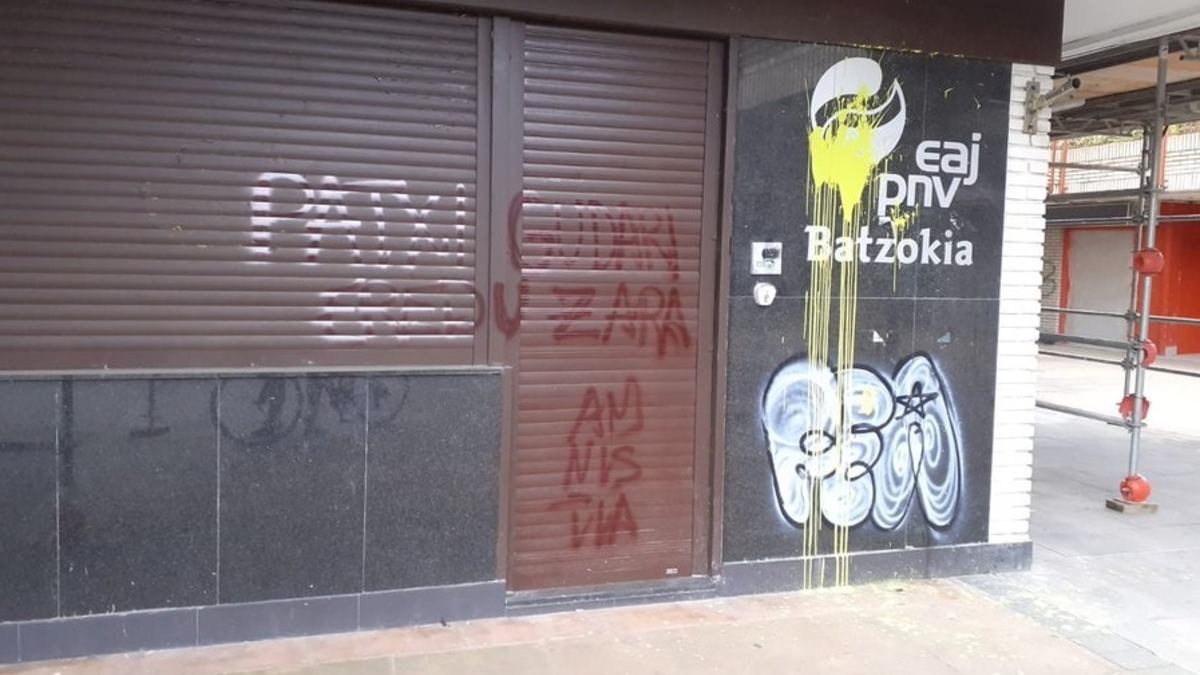 Pintadas a favor del preso de ETA Patxi Ruiz en el batzoki donostiarra de Altza. Foto: EP