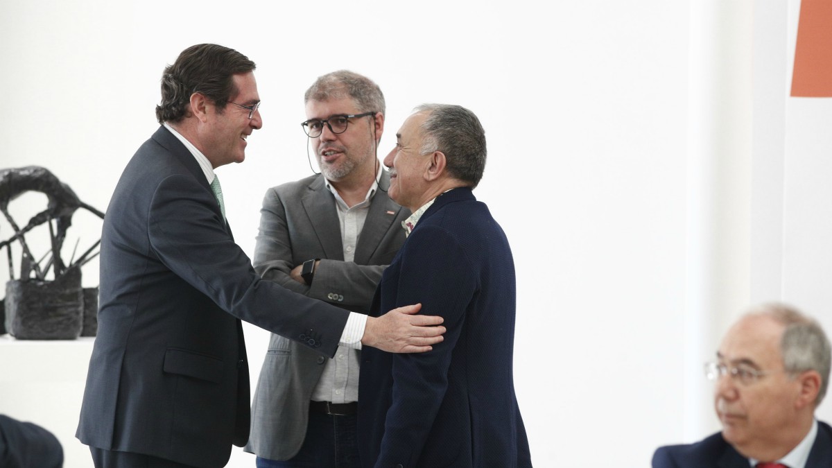 El presidente de la patronal CEOE, Antonio Garamendi, saluda al secretario general de UGT, Pepe Álvarez y al de CCOO, Unai Sordo – Eduardo Parra – Europa Press