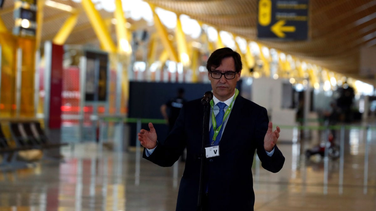 El ministro de Sanidad, Salvador Illo, en el aeropuerto de Barajas. (Foto: EFE)