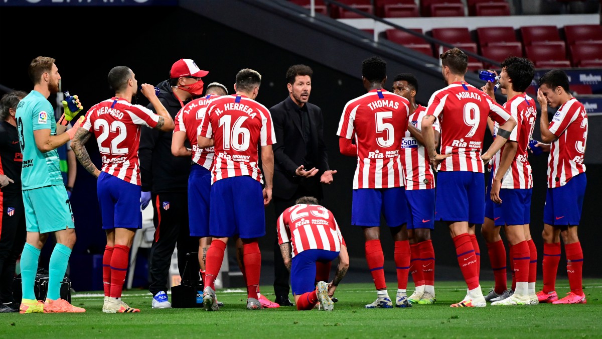 Simeone da instrucciones a sus jugadores durante un partido. (AFP)