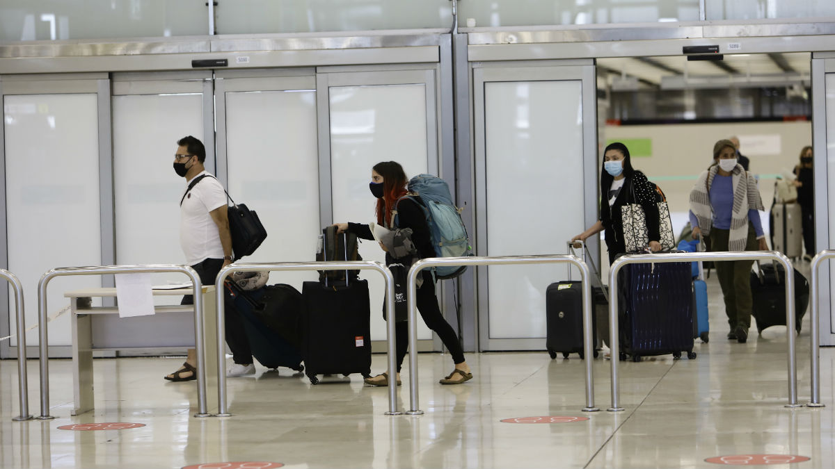 Turistas extranjeros a su llegada al aeropuerto de Barajas. (Foto: EP)