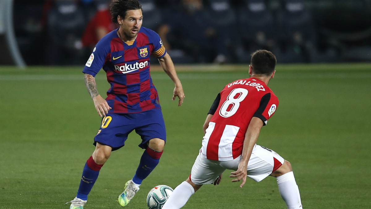 Messi intenta deshacerse de Unai López durante el Barcelona – Athletic. (Getty)