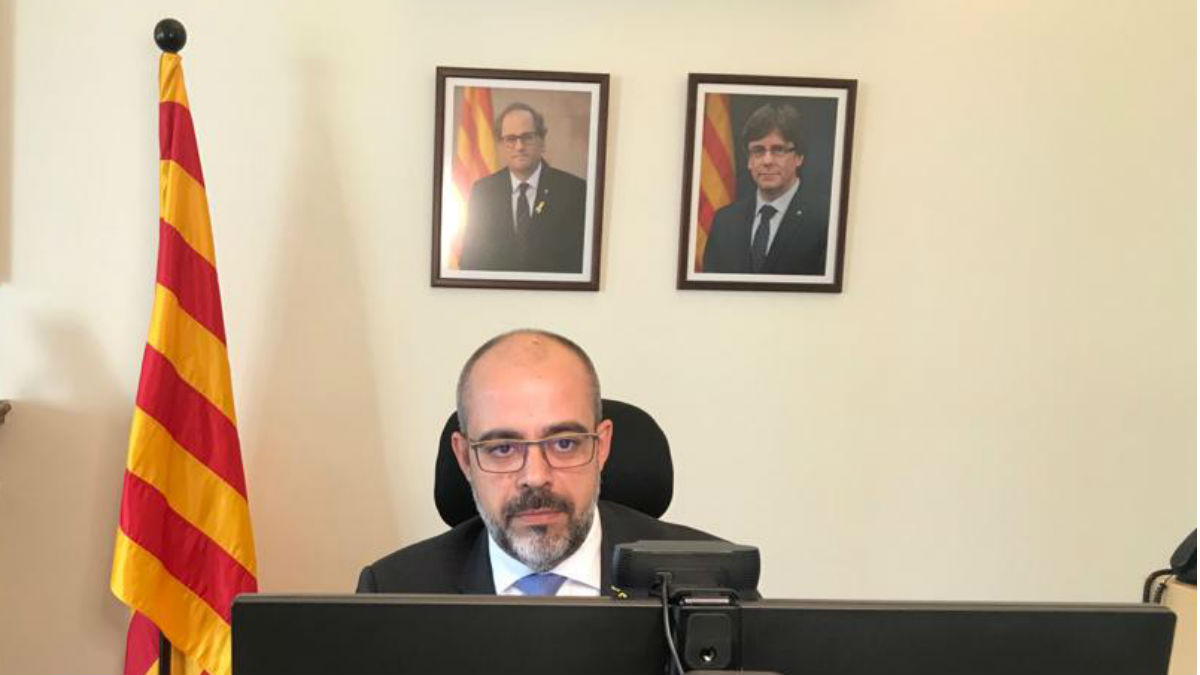 Despacho del conseller de Interior, Miquel Buch, con los retratos de Torra y Puigdemont. (Foto: @MiquelBuch vía Twitter)