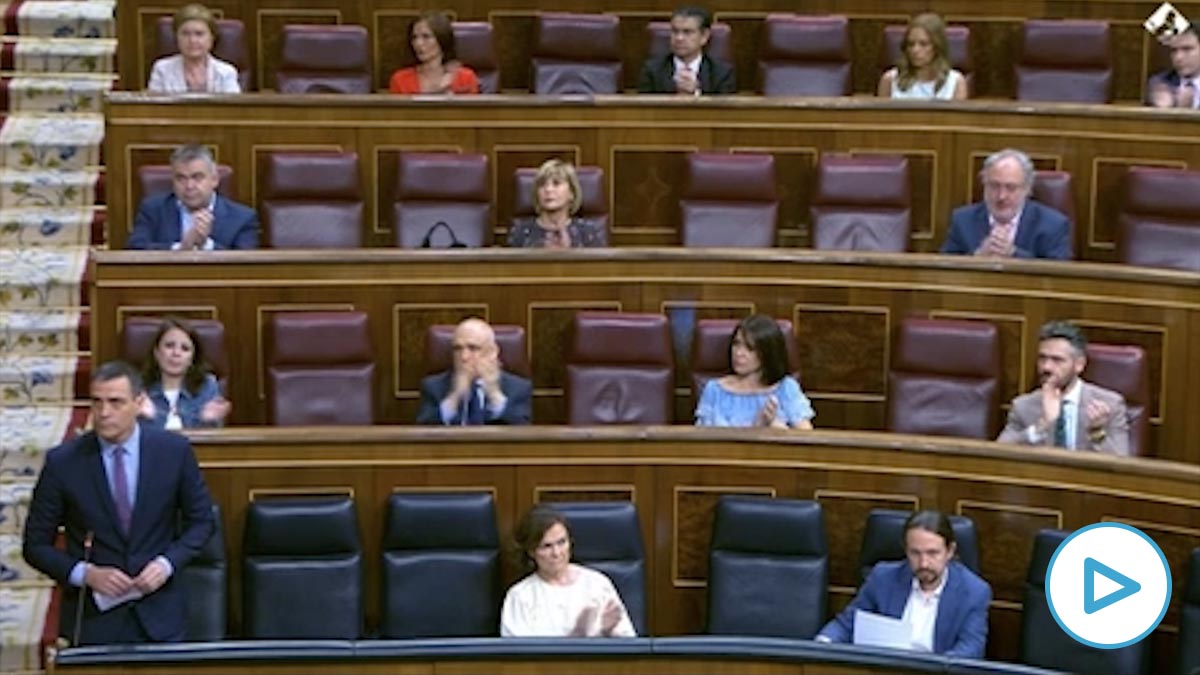 Pablo Iglesias no aplaude a Pedro Sánchez en el Congreso tras ensalzar el presidente la figura de Felipe González.