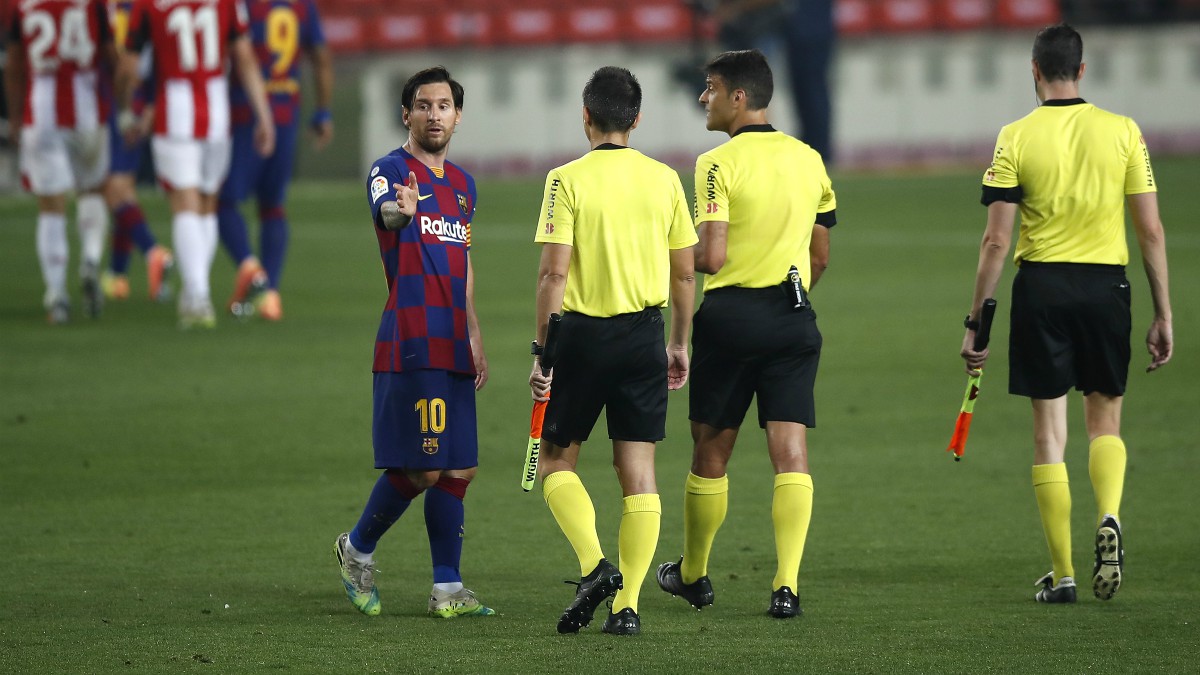 Messi habla con los árbitros tras el Barcelona – Athletic. (Getty)