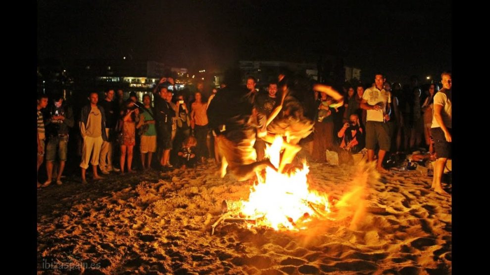 Saltar la hoguera es uno de los rituales más conocidos en San Juan
