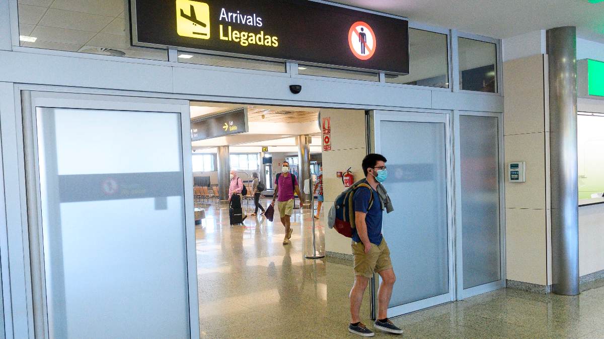 Viajeros en la zona de llegadas del aeropuerto. Foto: EFE