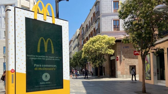 Así son los mupis de voz que McDonald's ha instalado en Madrid para hacer los pedidos