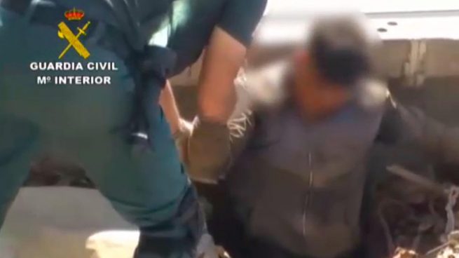 La Guardia Civil intercepta a cinco inmigrantes ocultos en un camión de chatarra en Melilla