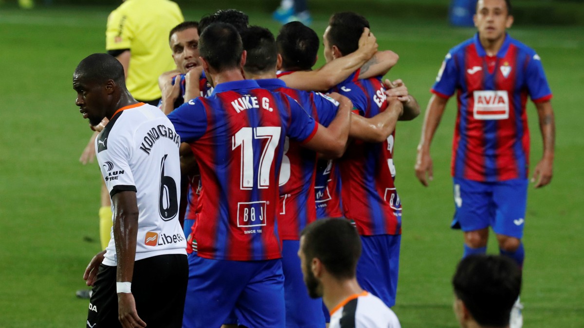 Los jugadores del Eibar celebran su gol contra el Valencia (EFE).