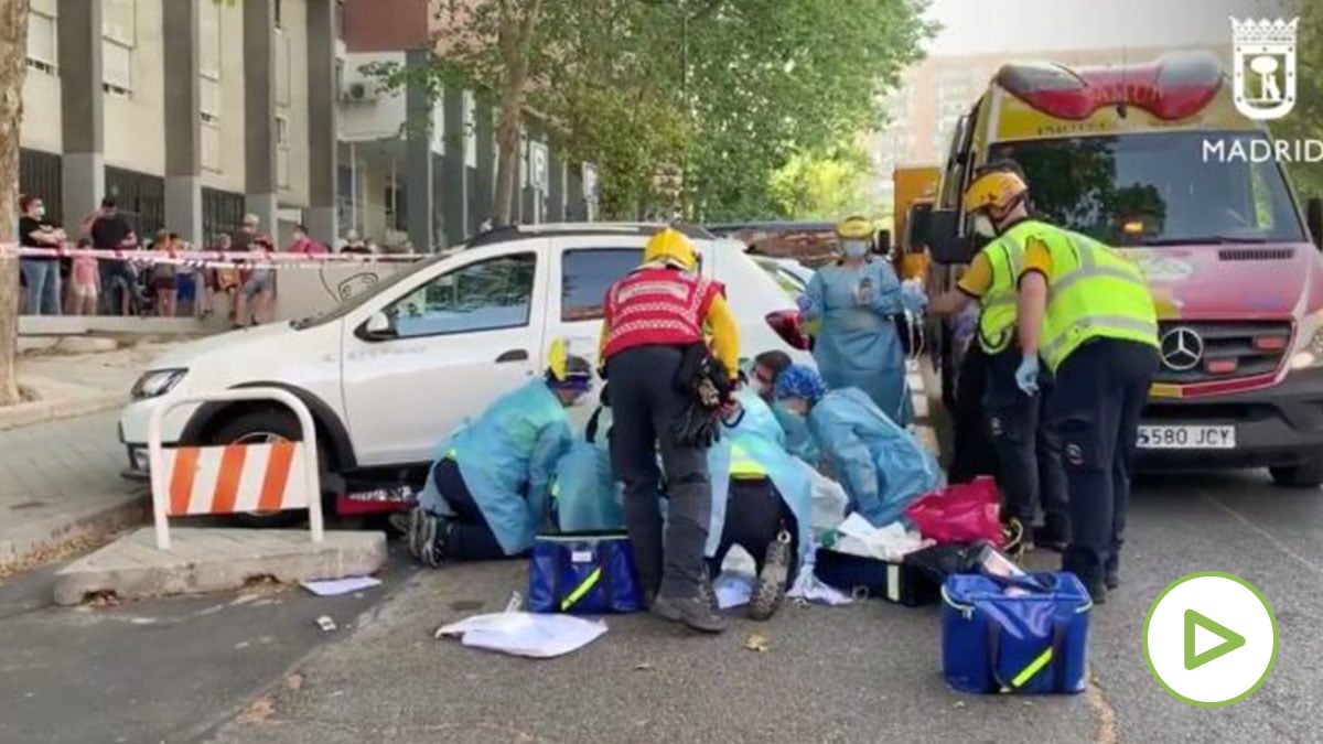 Servicios sanitarios en el incendio de Vallecas. (Foto: Emergencias Madrid