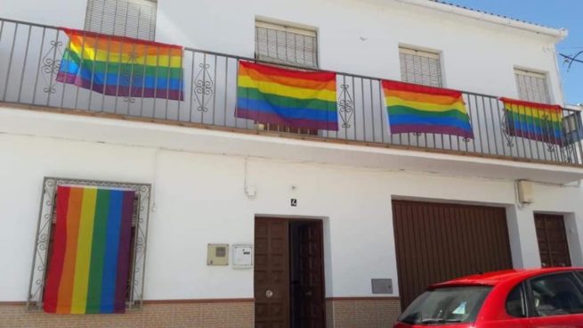 Un pueblo de Málaga reacciona a la retirada de una bandera LGTBI