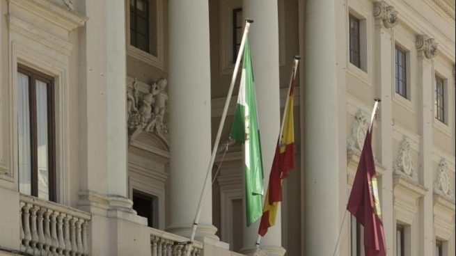 Un Juzgado de Cádiz obliga a Kichi a retirar la bandera LGTBI de la fachada del Ayuntamiento