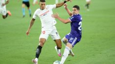 Diego Carlos y Miguel pelean por un balón durante el Sevilla-Valladolid. (AFP)